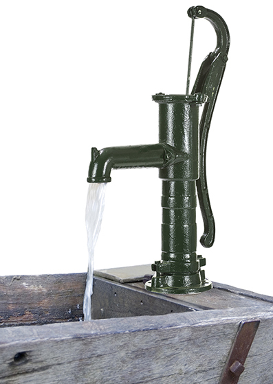 01_0075_02_Handpumpe_auf_Brunnen